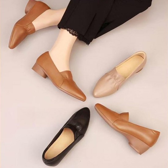 Bequeme Damenschuhe mit niedrigem Absatz aus Synthetikleder